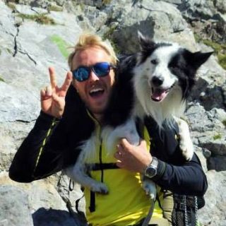 Photo de Baptiste votre guide Esprit d'aventure. Il est avec son chien qui est sur ses épaules.