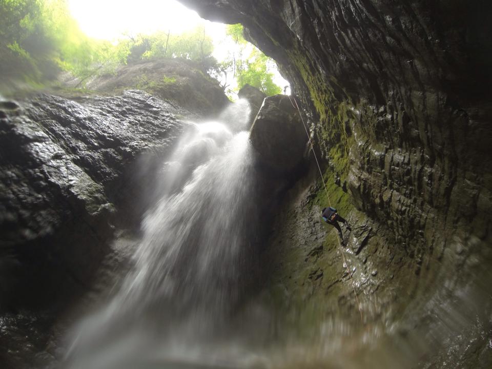 Photo de la cascade d'Angon. On voit une très belle chute d'eau.